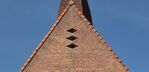 Helemaal hoog in de nok zitten deze ruitvormige raampjes.
<br/>
Richard Keijzer, 2015-04-20